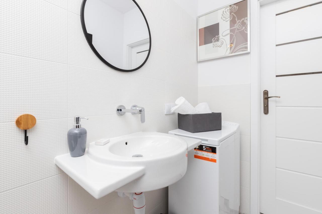 Stylish Rajska With Free Parking In Downtown By Renters Leilighet